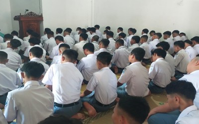 Tingkatkan Kedisiplinan dan Karakter Religius, Warga SMK Penda 3 Jatipuro Rutin Gelar Sholat Dzuhur Berjamaah